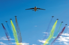 震撼閱兵，堅持跟隨黨的步伐